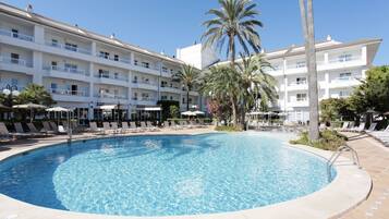 Außenpool, Sonnenschirme, Liegestühle