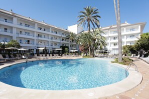 Piscine extérieure, parasols de plage, chaises longues