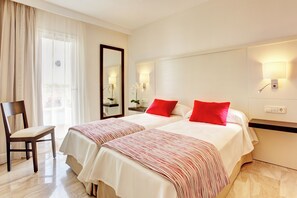 Ropa de cama de alta calidad y caja de seguridad en la habitación 