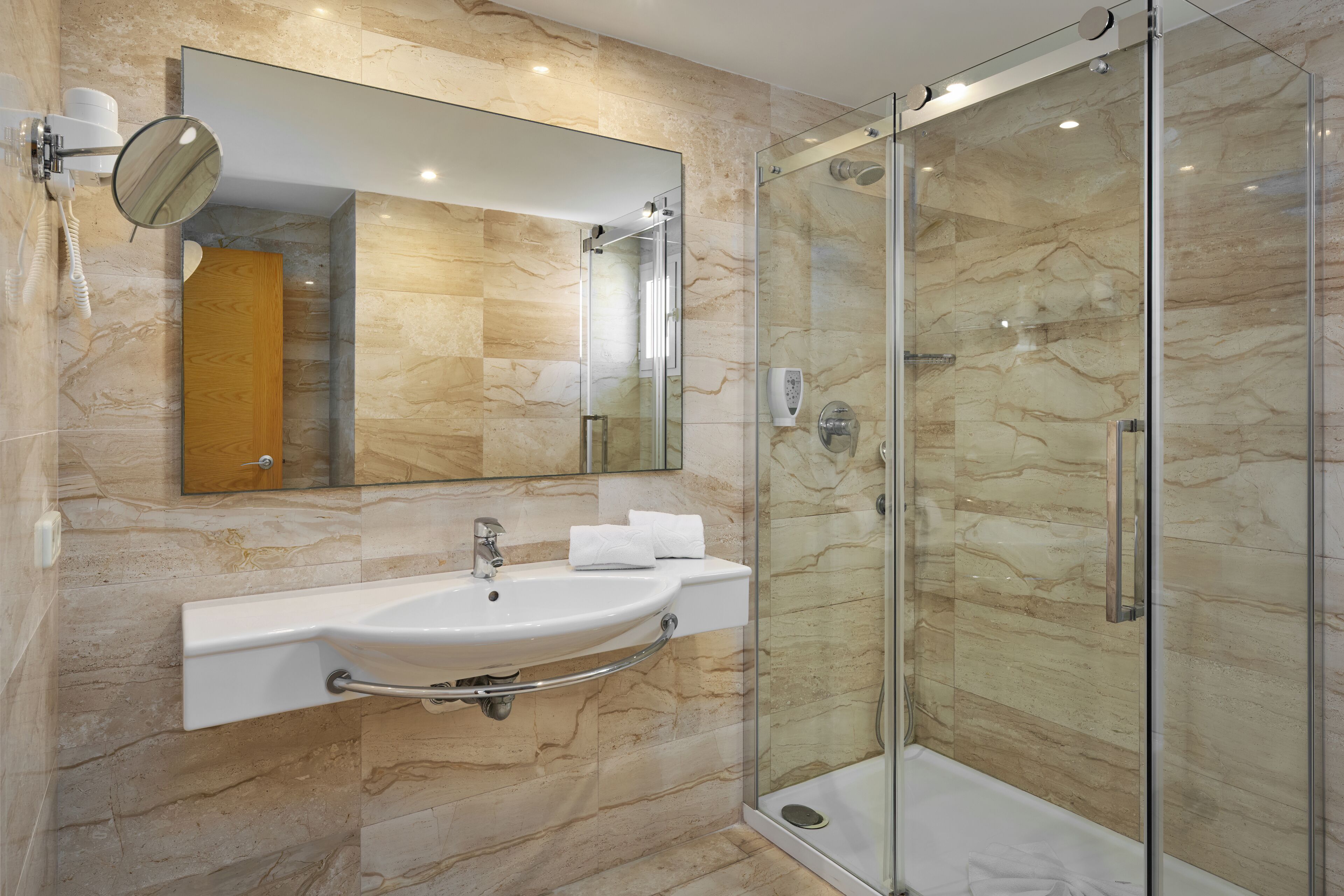 Duschwanne, kostenlose Toilettenartikel, Haartrockner, Handtücher