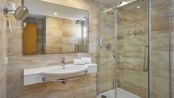 Duschwanne, kostenlose Toilettenartikel, Haartrockner, Handtücher