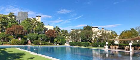 2 piscines extérieures, chaises longues