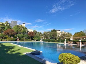 2 piscines extérieures, chaises longues
