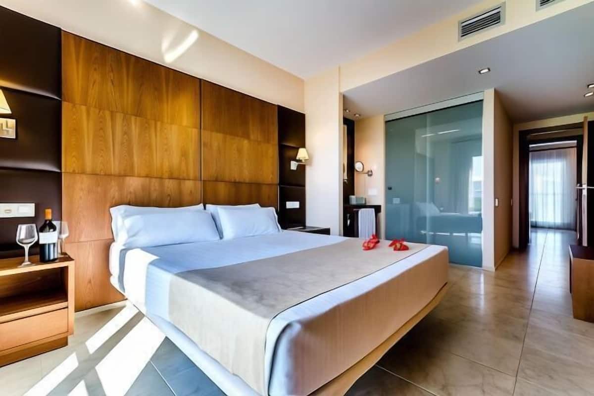 2 bedrooms, minibar, in-room safe, desk
