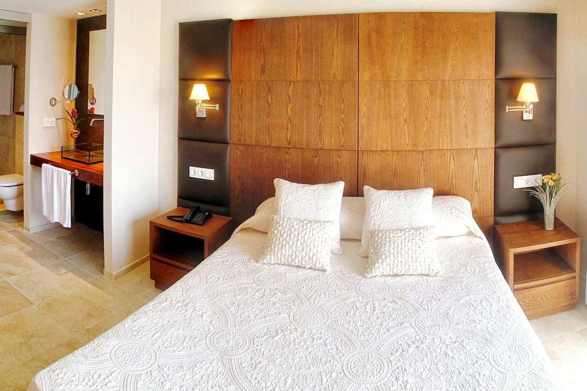 Minibar, safe på rommet, skrivebord og strykejern/-brett