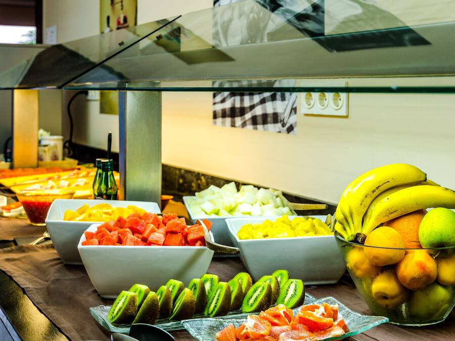 Um buffet com diversas frutas e legumes.