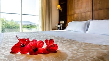 Minibar, caja fuerte, escritorio y tabla de planchar con plancha