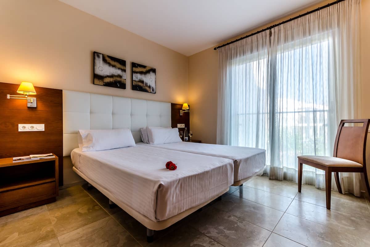 2 bedrooms, minibar, in-room safe, desk