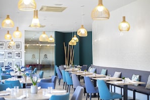 2 restaurants, breakfast served