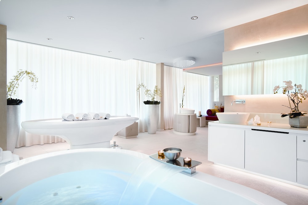 Kempinski Hotel Das Tirol by null