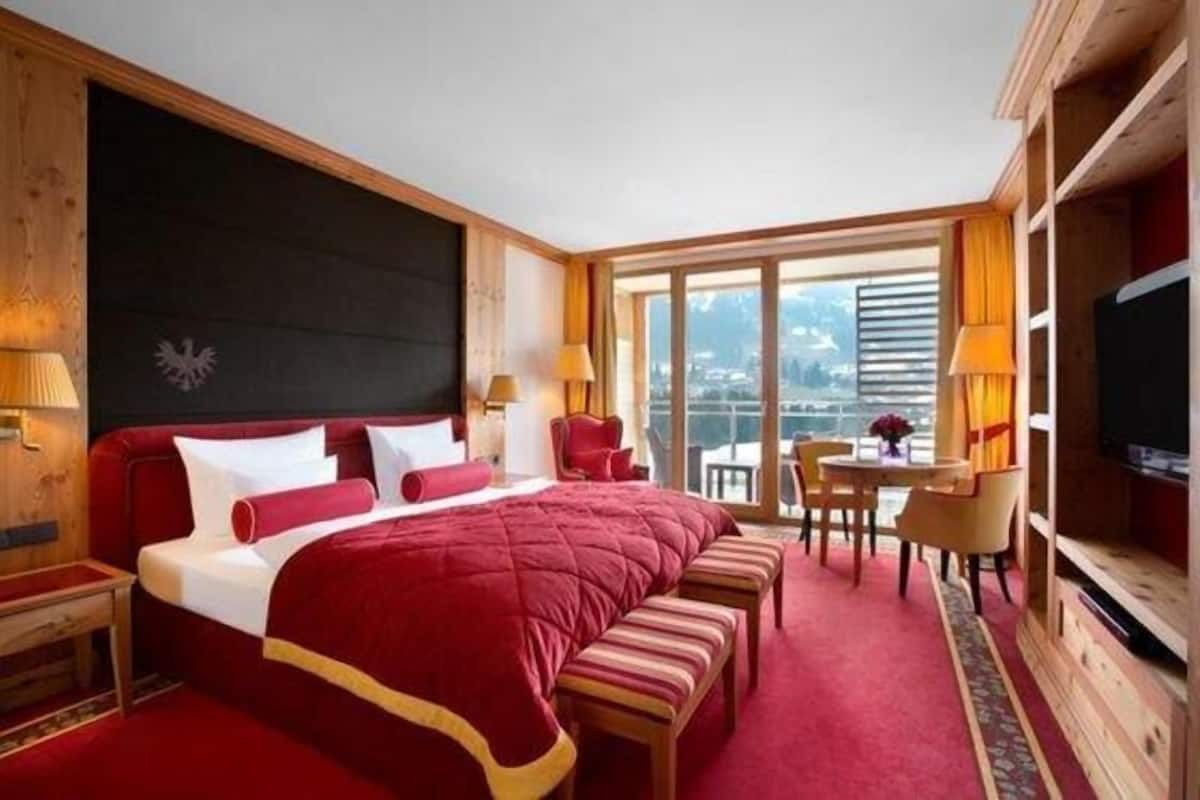 Hypo-allergenic bedding, minibar, in-room safe, desk