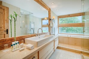 Suite (Chalet Suite) | Hypo-allergenic bedding, minibar, in-room safe, desk