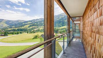 Deluxe-Zimmer, Bergblick | Allergikerbettwaren, Minibar, Zimmersafe, Schreibtisch