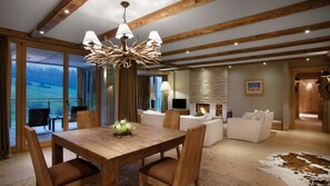 Suite (Chalet Suite) | Ropa de cama hipoalergénica, minibar, caja fuerte y escritorio