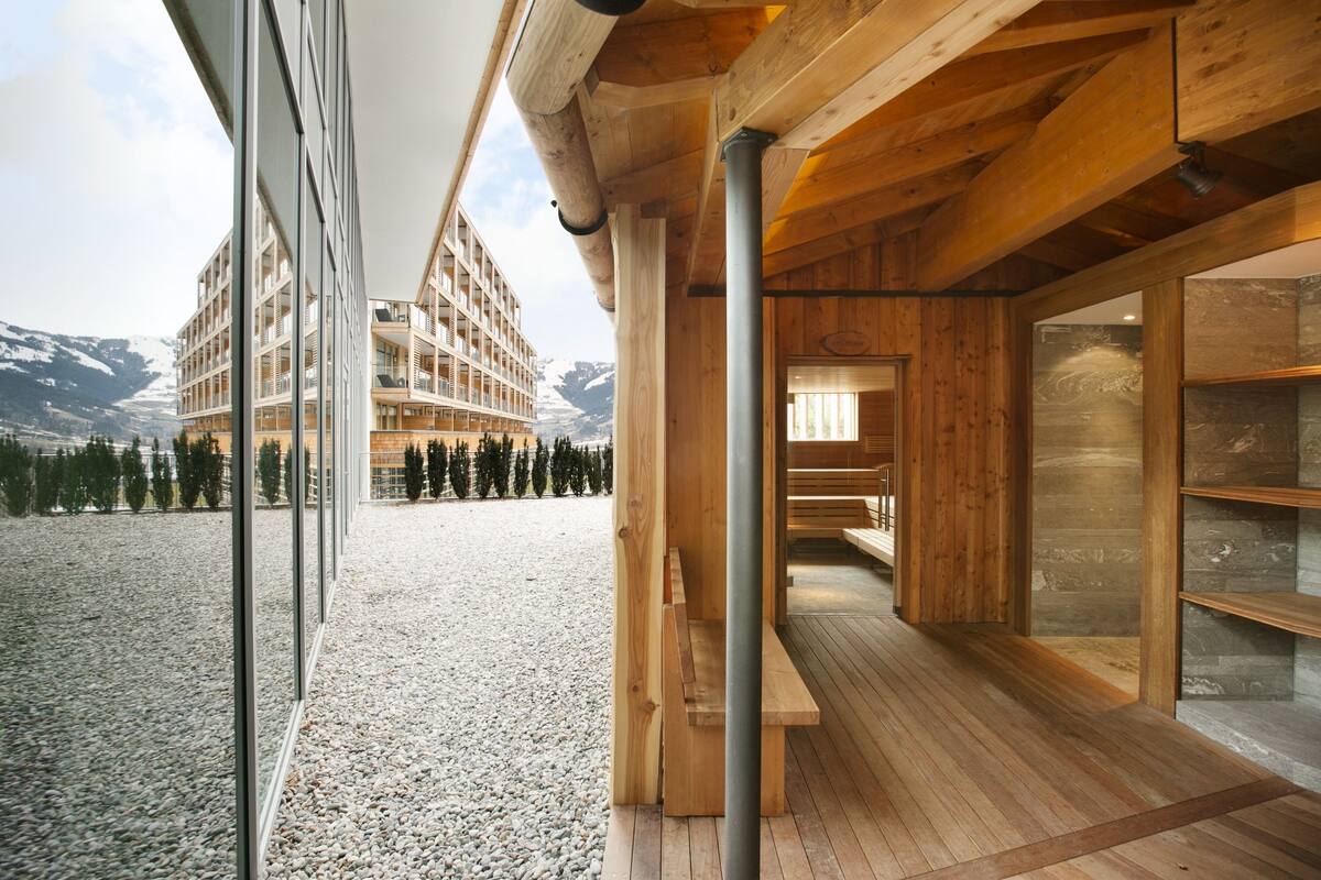 couples treatment room(s), sauna, hot tub, steam room, body treatments