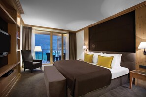 Hypo-allergenic bedding, minibar, in-room safe, desk - Kempinski Hotel Das Tirol (Jochberg)