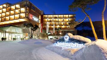 Ein Hotel mit modernem Design, das mehrere Balkone und einen markanten Eingang bietet.
