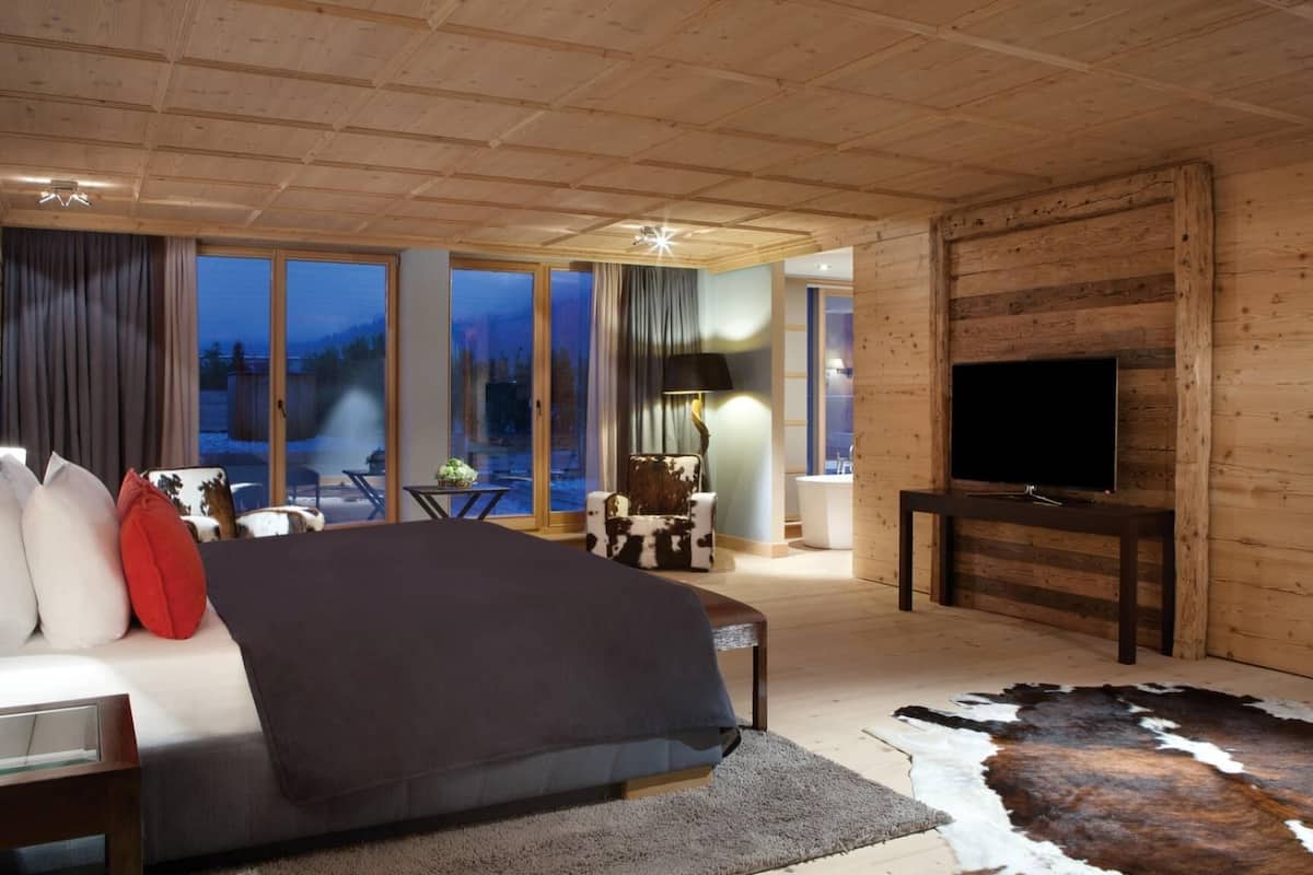 1 bedroom, hypo-allergenic bedding, minibar, in-room safe