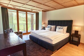 Suite (Chalet Suite) | Ropa de cama hipoalergénica, minibar, caja fuerte y escritorio