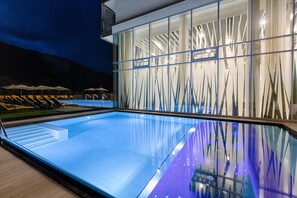 Piscina interna, 2 piscinas externas, guarda-sóis, espreguiçadeiras