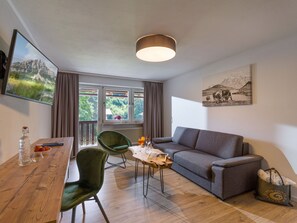 Suíte júnior | Roupas de cama antialérgicas, cofres nos quartos, escrivaninha