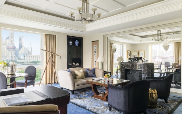 Grand Deluxe - Suite - udsigt til flod | Opholdsområde | 50-tommers tv med satellitkanaler, dvd-afspiller, iPod-dockingstation