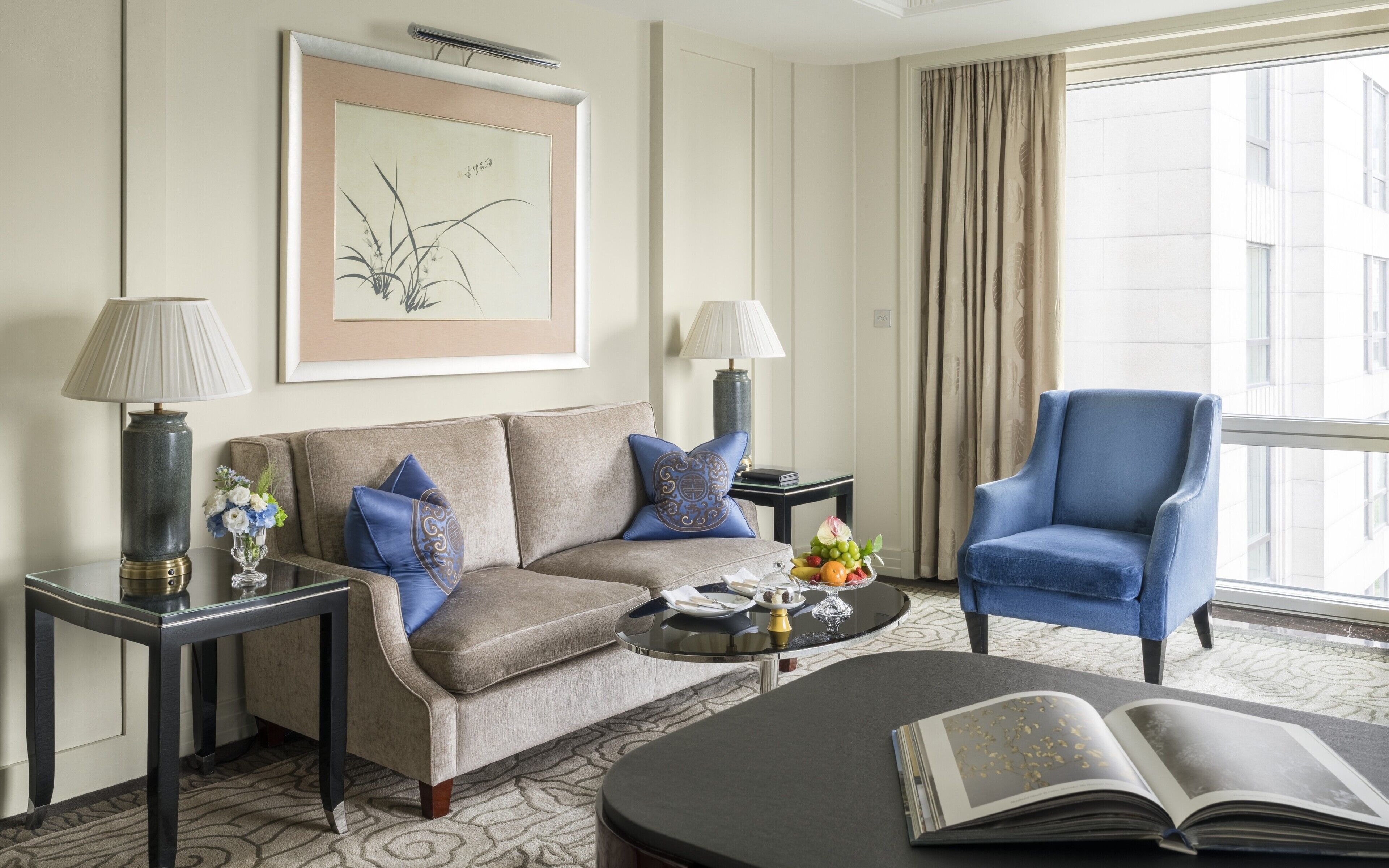 Executive-Suite | Wohnbereich | 50-Zoll-Fernseher mit Satellitenempfang, DVD-Player, iPod-Dockingstation