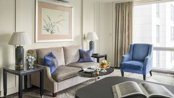 Executive-Suite | Wohnbereich | 50-Zoll-Fernseher mit Satellitenempfang, DVD-Player, iPod-Dockingstation