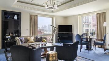 Grand Deluxe, Suite | Minibar, Zimmersafe, Schreibtisch, laptopgeeigneter Arbeitsplatz