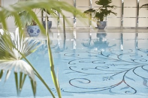 Kolam renang tertutup 