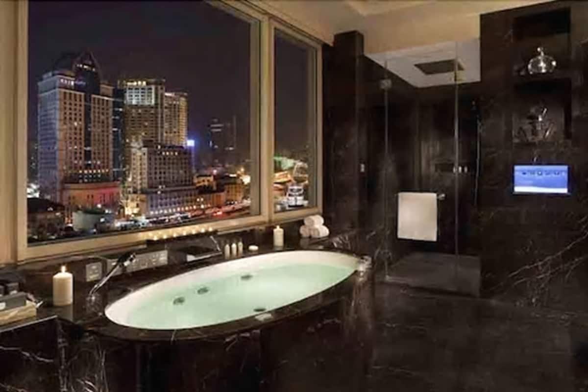 suite, 1 king bed (majestic) | minibar, in-room safe, desk, laptop workspace