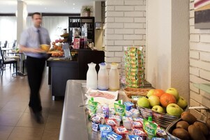 Se ofrece un desayuno bufé todos los días (por un coste adicional)