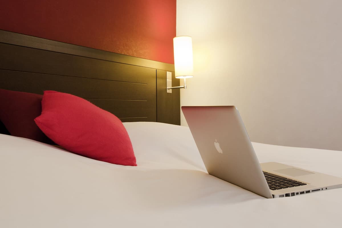 Chambre Standard avec lits jumeaux, 2 lits une place | Coffres-forts dans les chambres, ameublement personnalisé, bureau