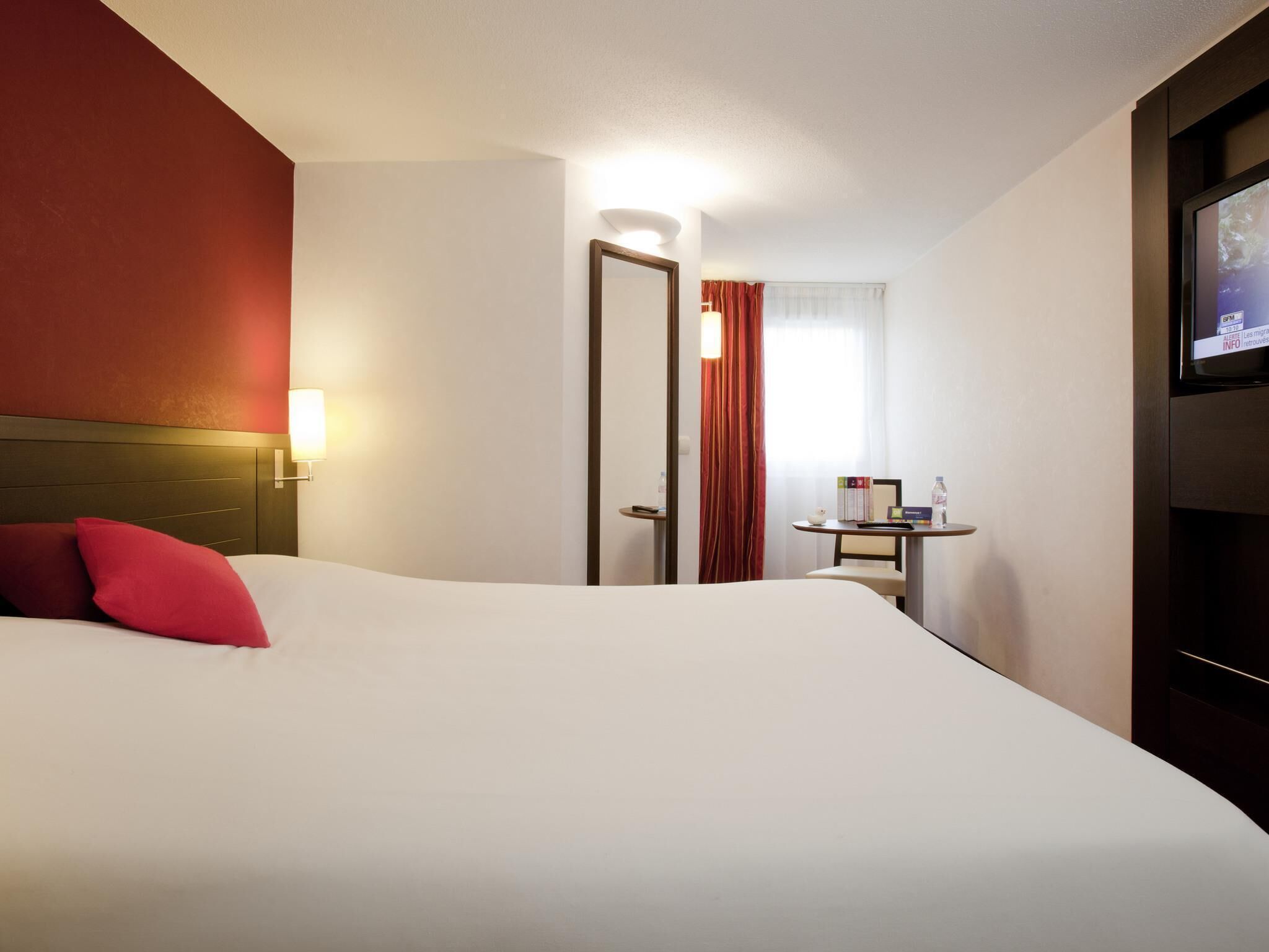 Habitación estándar doble, 1 cama doble | Caja fuerte, mobiliario individual, escritorio