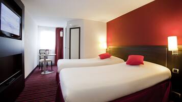 Phòng 2 giường đơn Tiêu chuẩn, 2 giường đơn | Két bảo mật tại phòng, trang bị nội thất với thiết kế riêng biệt, bàn