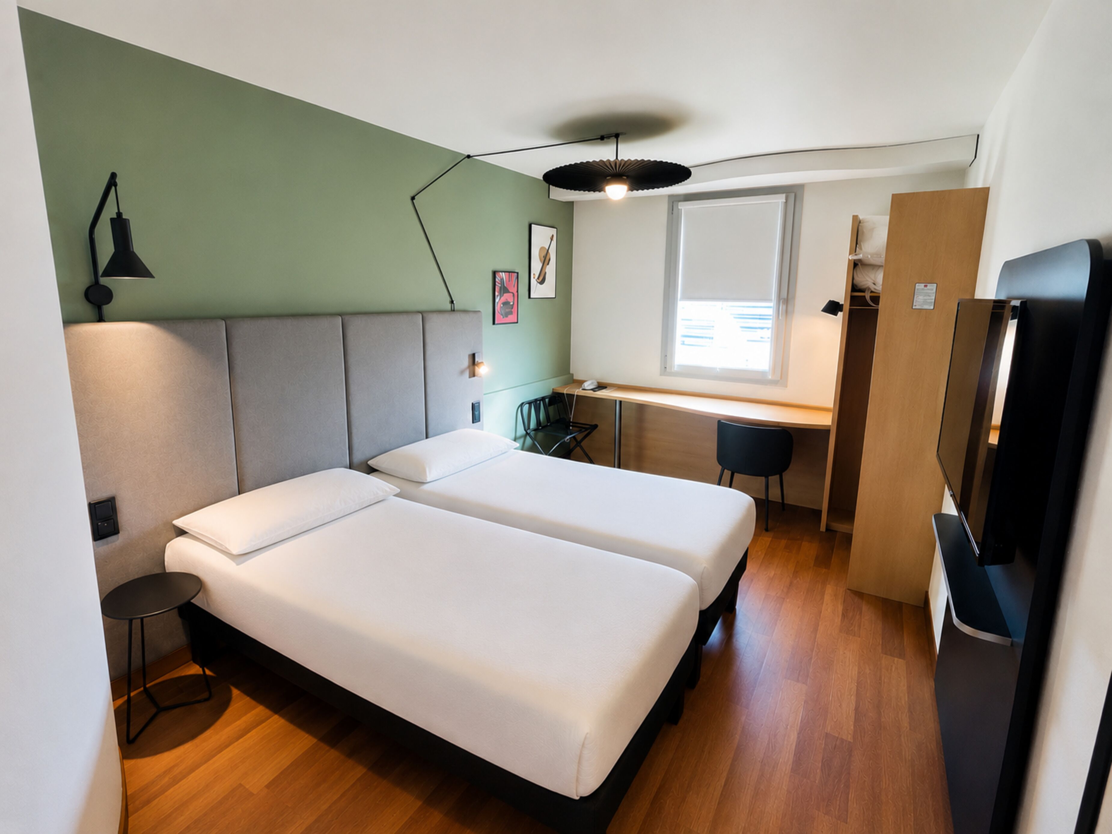 Standaard kamer, 2 eenpersoonsbedden | Een kluis op de kamer, een bureau, geluiddichte muren, gratis wifi