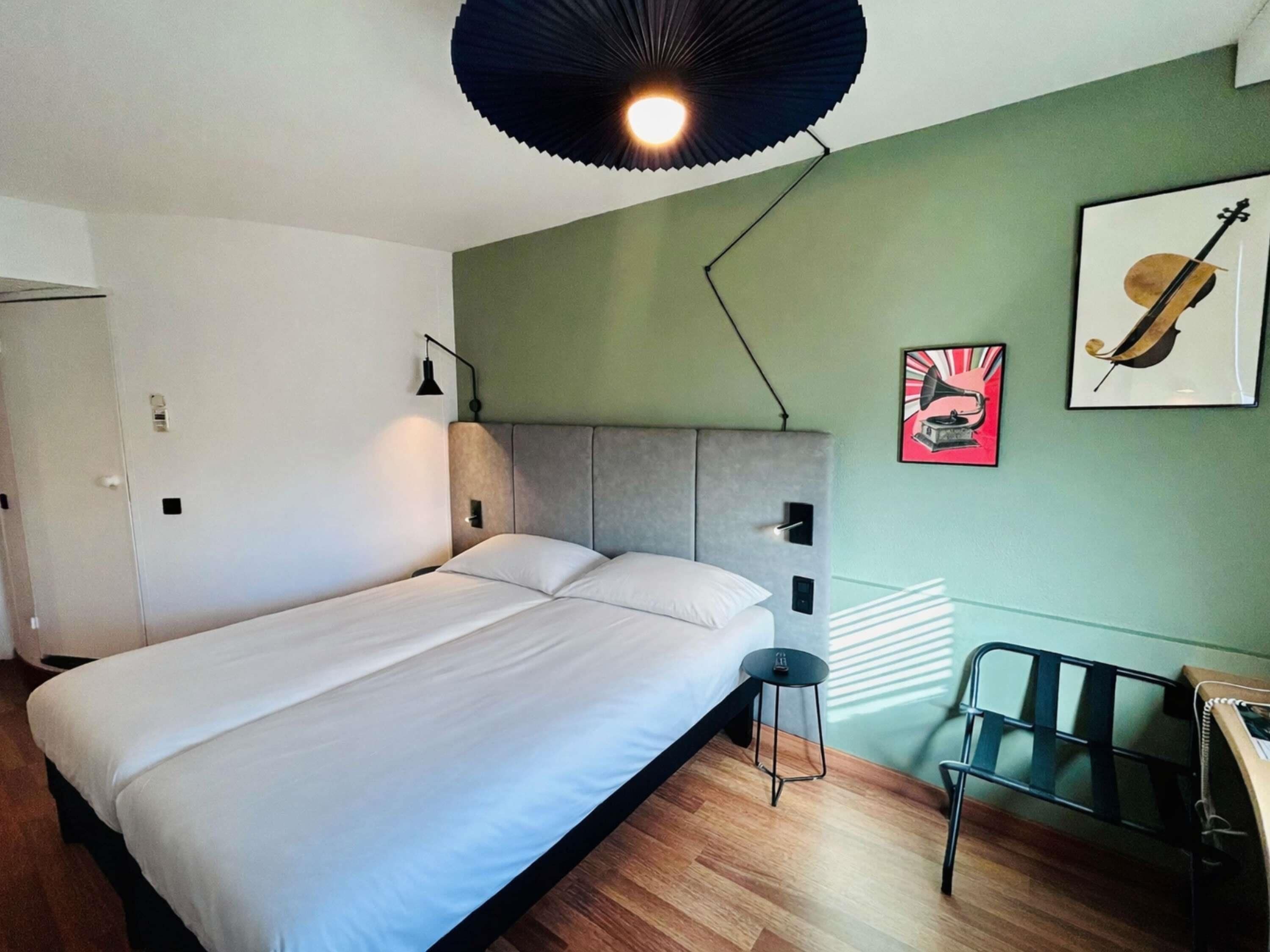 Chambre Standard, 2 lits une place | Coffres-forts dans les chambres, bureau, chambres insonorisées