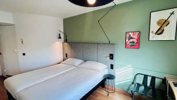 Chambre Standard, 2 lits une place | Coffres-forts dans les chambres, bureau, chambres insonorisées