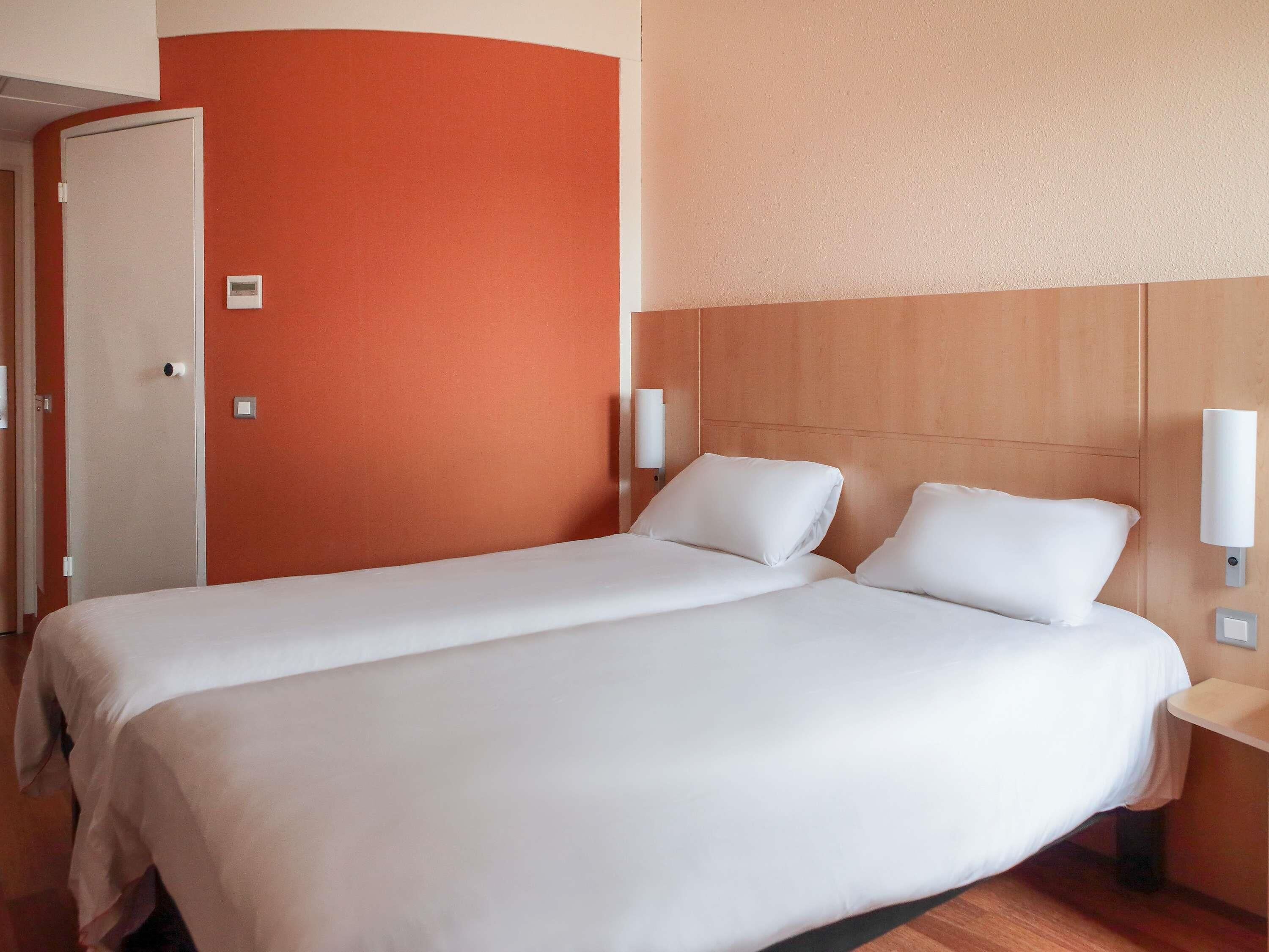 Quarto standard, 2 camas de solteiro | Cofres nos quartos, escrivaninha, quartos à prova de som