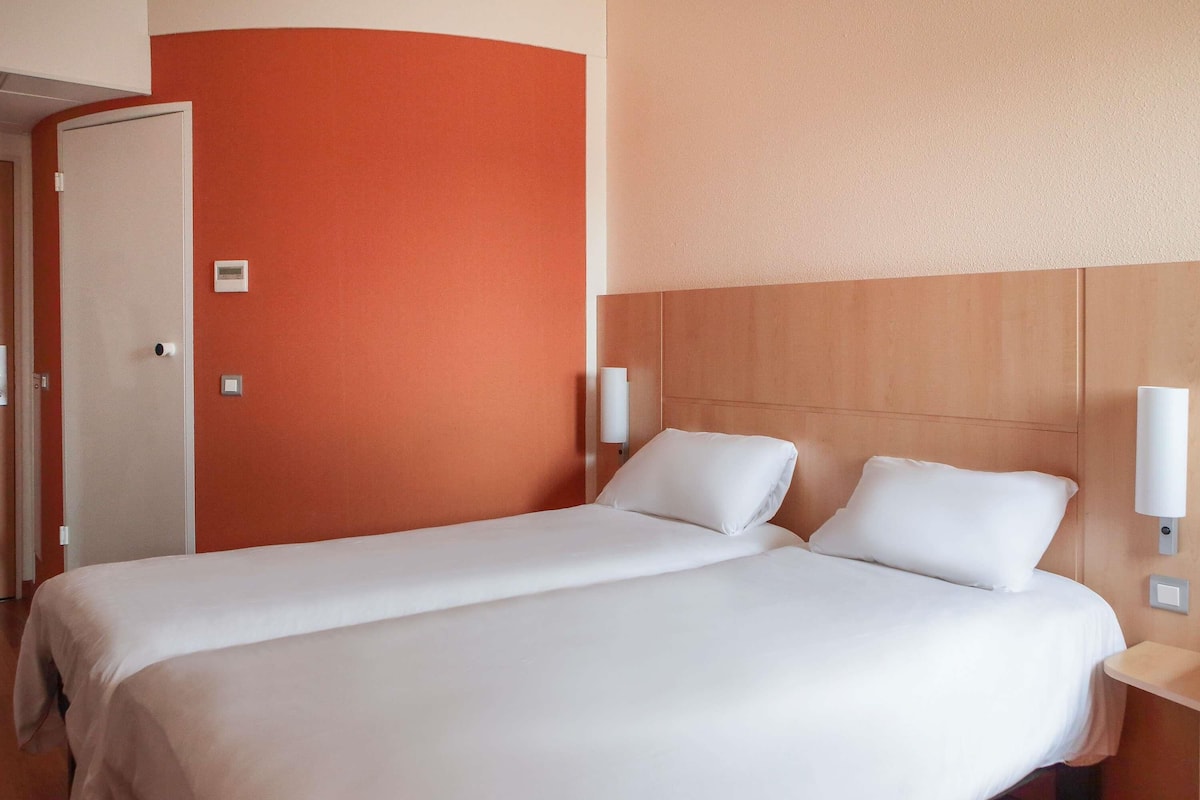 Chambre Standard, 2 lits une place | Coffres-forts dans les chambres, bureau, chambres insonorisées