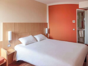 Standard-Doppelzimmer, 1 Doppelbett | Badezimmer | Dusche, umweltfreundliche Kosmetikartikel, Haartrockner, Handtücher