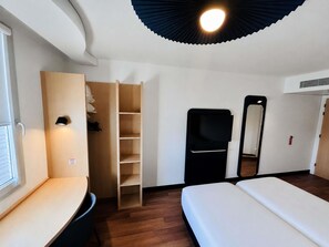 Standaard kamer, 2 eenpersoonsbedden | Een kluis op de kamer, een bureau, geluiddichte muren, gratis wifi