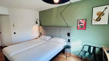 Habitación estándar, 2 camas individuales | Caja fuerte, escritorio, sistema de insonorización y wifi gratis