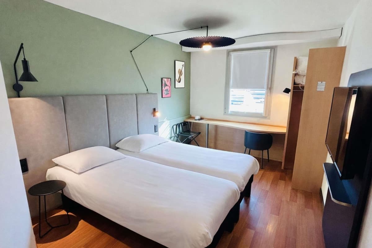 In-room safe, desk, soundproofing, free WiFi