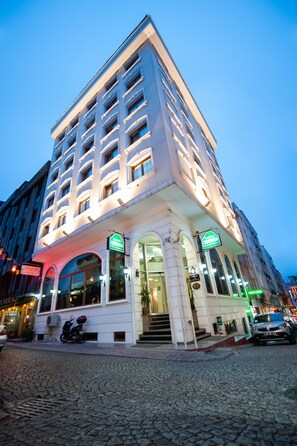 Front of property - evening/night - Hotel Centrum Istanbul (Istanbul)