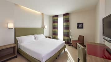 Minibar, caja fuerte, escritorio y cortinas opacas