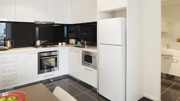 Full-size fridge, microwave, oven, stovetop
