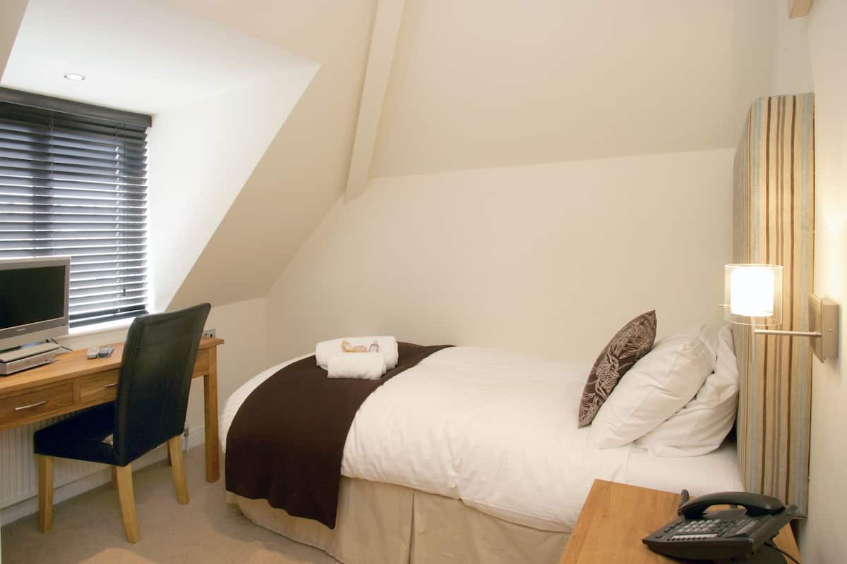 (Room 12) Single Room | Egyptian cotton sheets, premium bedding, desk, blackout drapes