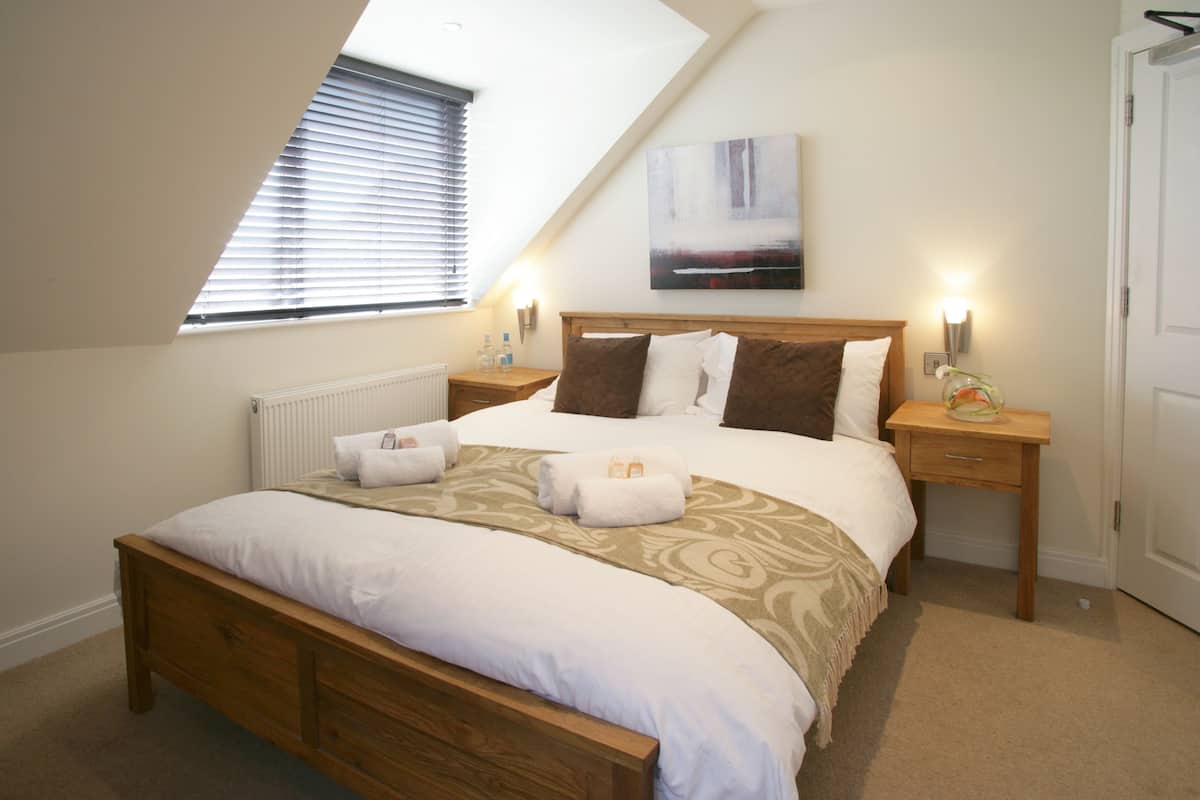 (Room 9) King Double | Egyptian cotton sheets, premium bedding, desk, blackout drapes