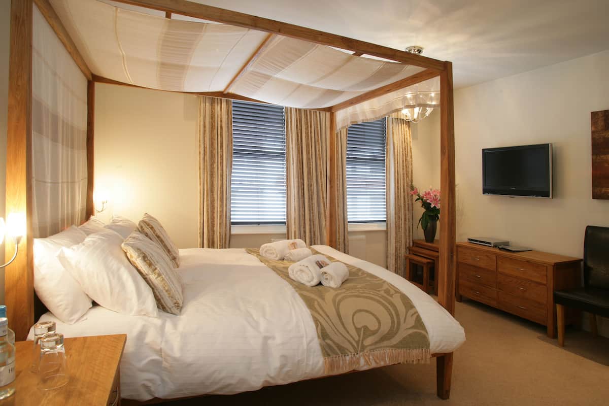 (Room 6) King Double | Egyptian cotton sheets, premium bedding, desk, blackout drapes